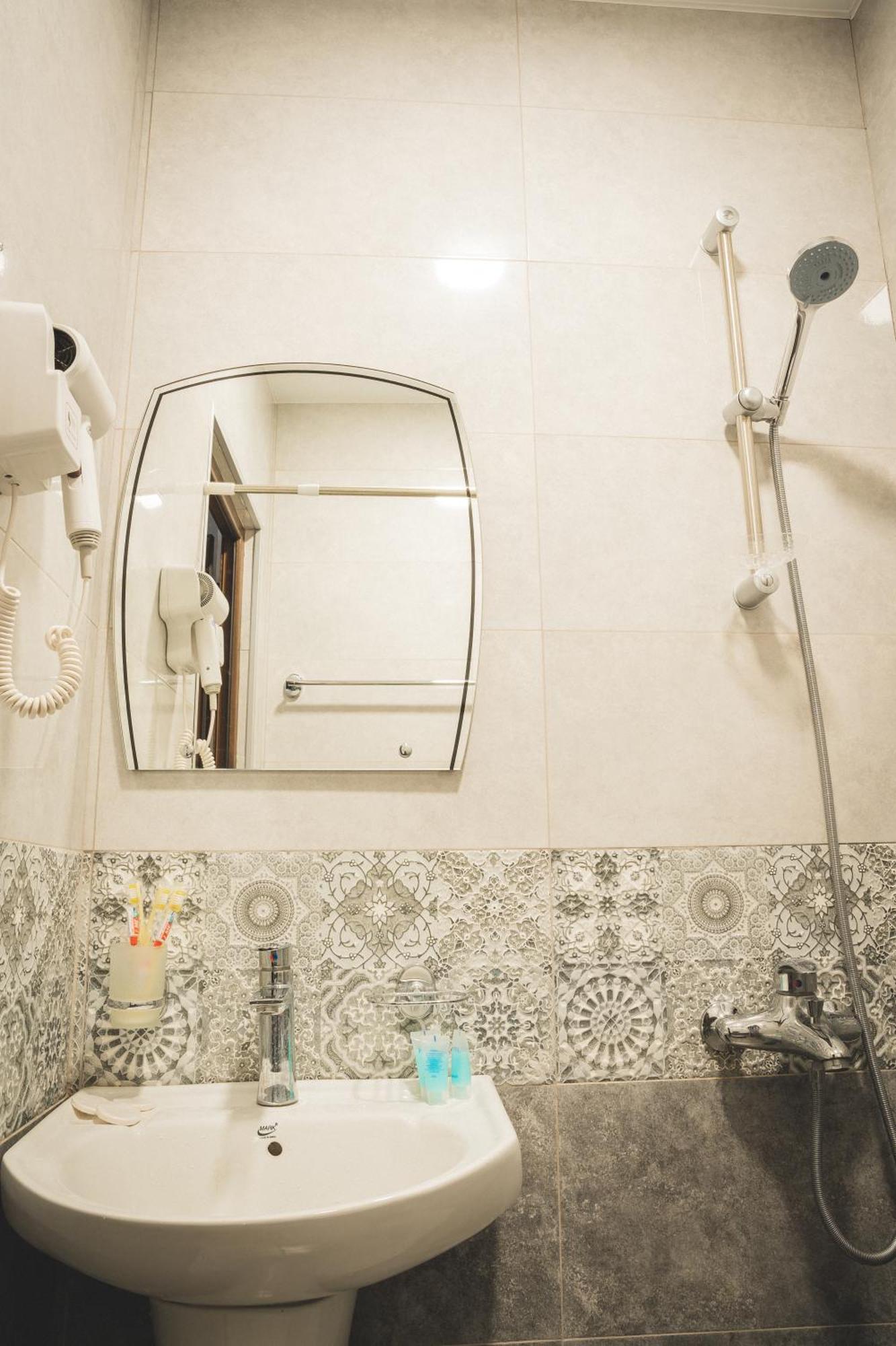 Hh Hotel Tbilisi Ngoại thất bức ảnh