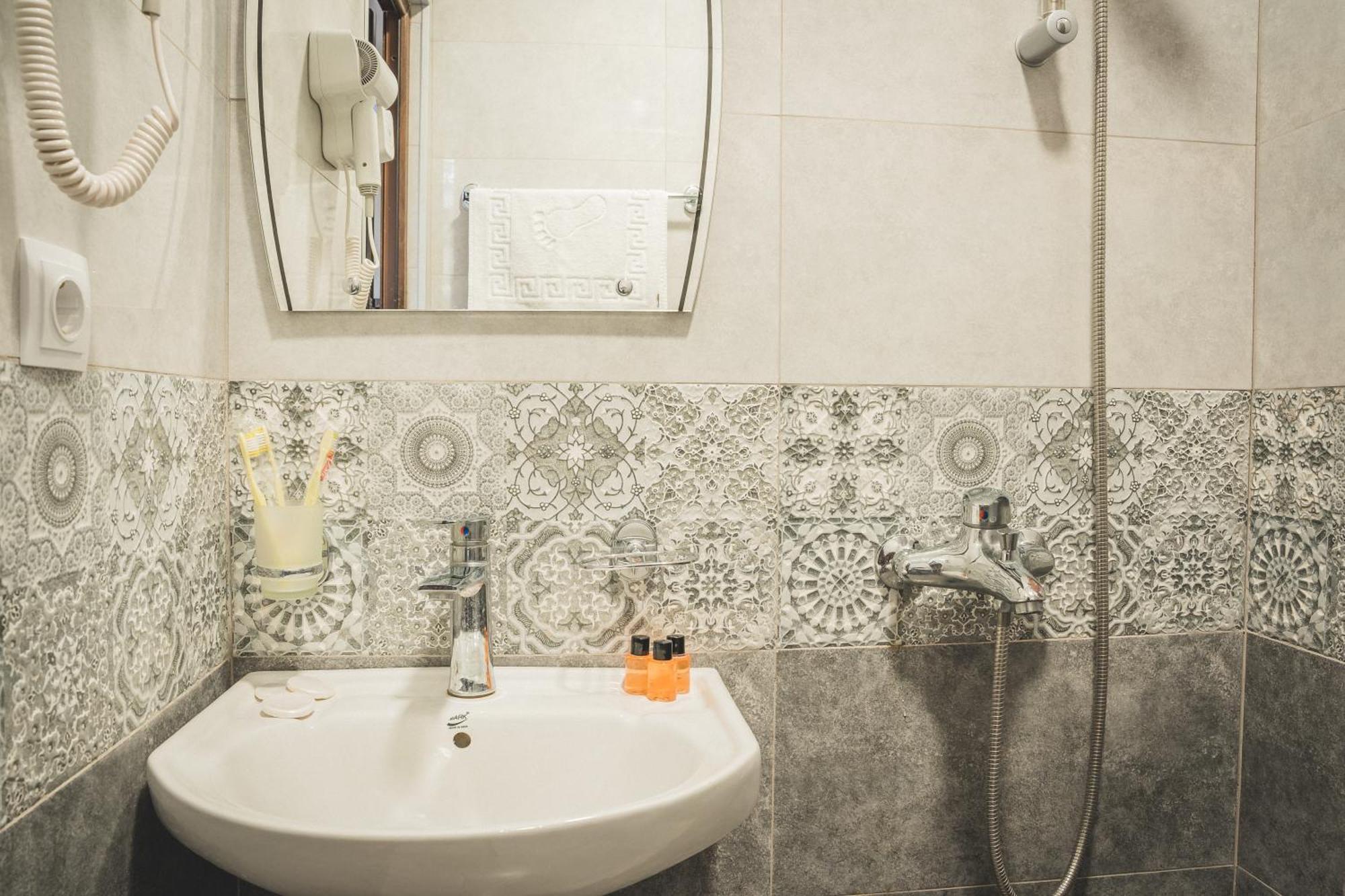 Hh Hotel Tbilisi Ngoại thất bức ảnh