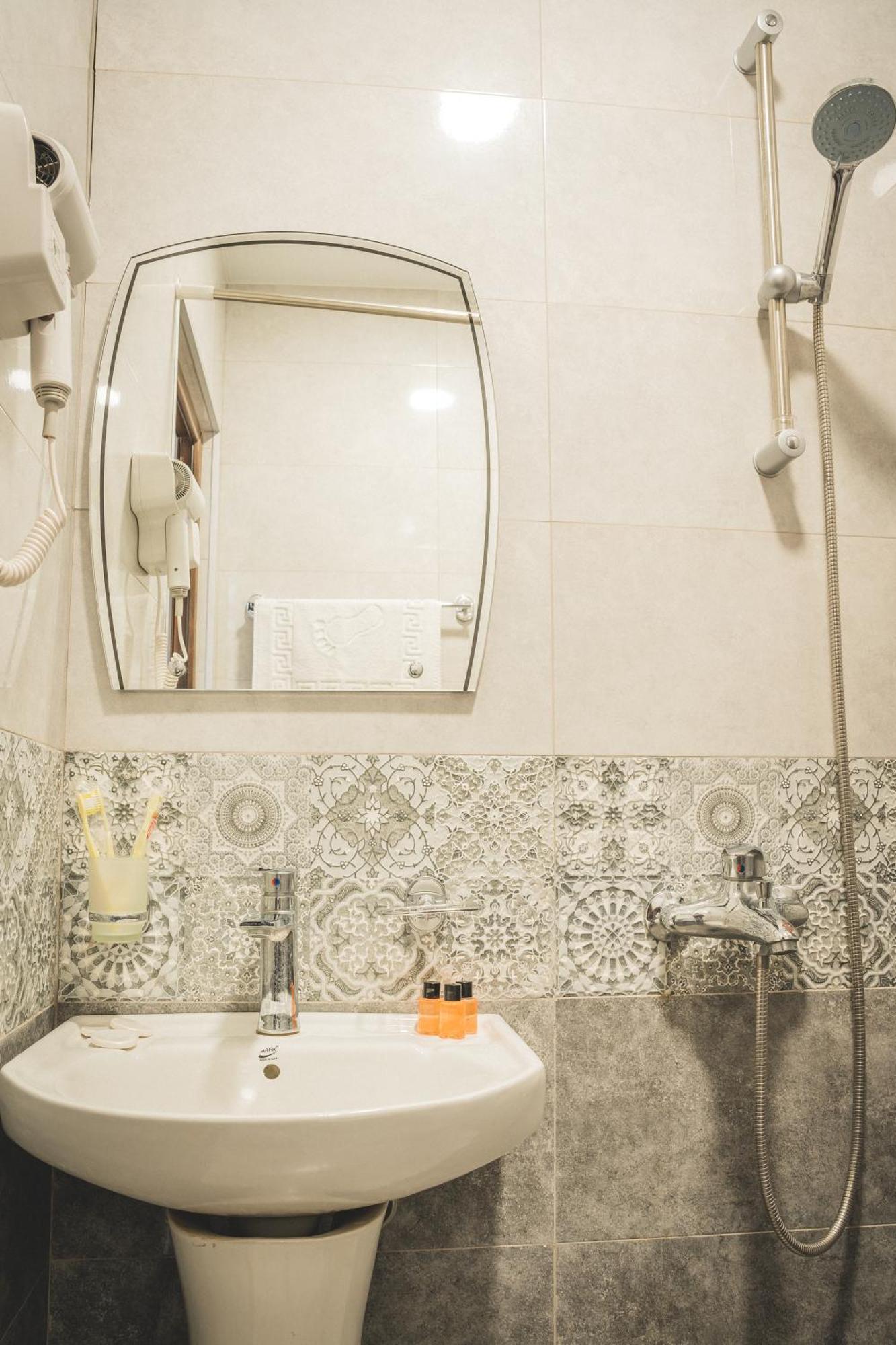 Hh Hotel Tbilisi Ngoại thất bức ảnh